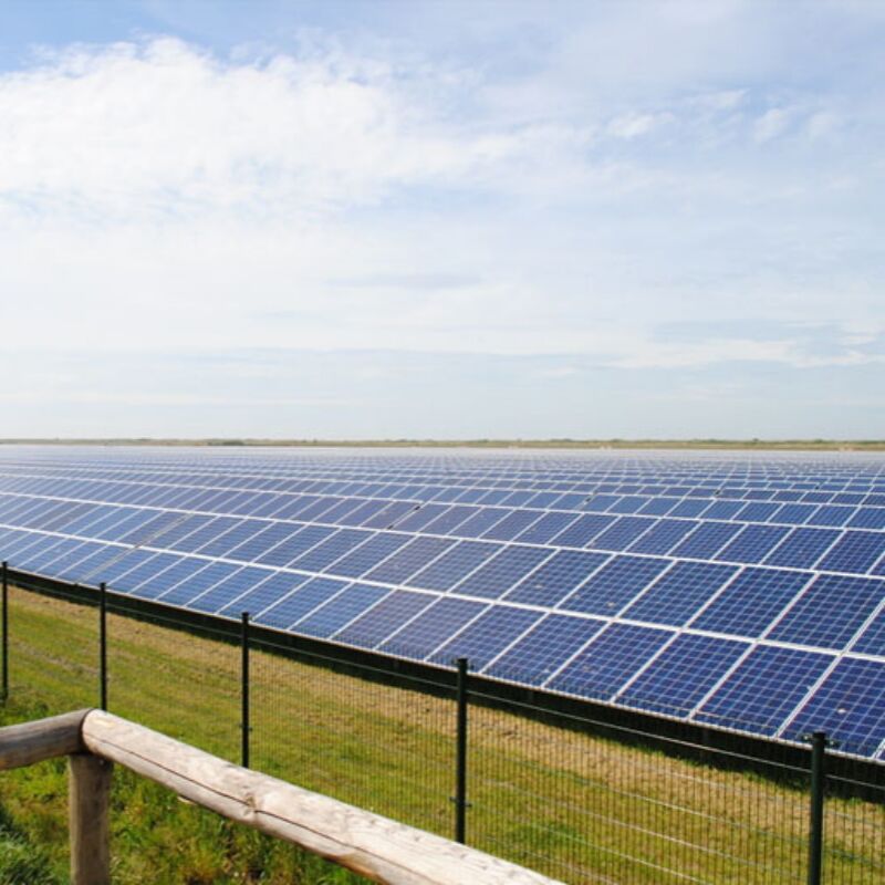 ग्राउंड सोलर माउंटिंग ब्रैकेट मजबूत हवा और बर्फ के भार प्रतिरोध प्रदान करते हैं, जिसमें अद्वितीय ढेर डिज़ाइन और पूर्व-संयोजित घटक शामिल हैं