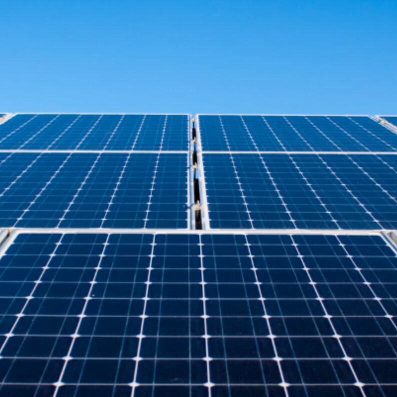 बहुमुखी सौर पैनल रूफ माउंटिंग ब्रैकेट जो सपाट, कम ढलान वाले, पिच वाले धातु और टाइल की छतों के लिए उपयुक्त हैं, सुरक्षित लगाव सुनिश्चित करते हैं