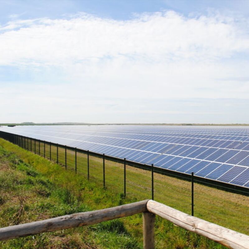 भारी शुल्क ग्राउंड सोलर माउंटिंग ब्रैकेट जिसमें एक्सट्रूडेड एल्यूमीनियम समर्थन रेल और सटीक संरेखण के लिए समायोज्य माउंटिंग पैर हैं